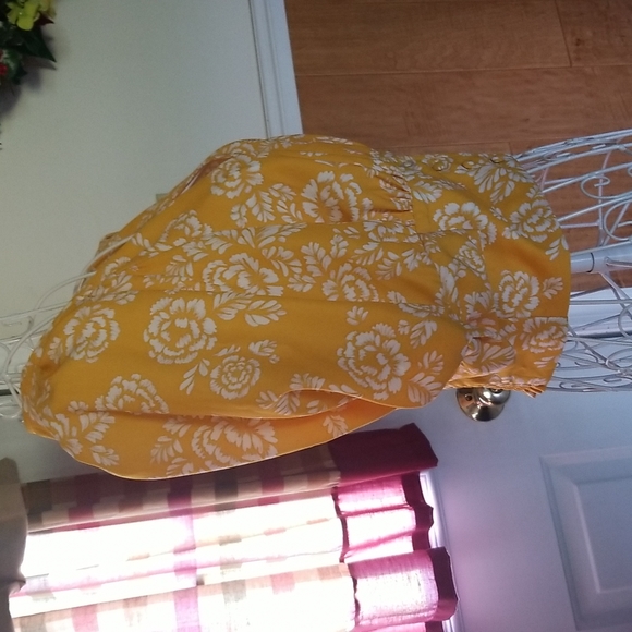 FRESH AND FLORAL❣️Adorable yellow and white floral crop style top - Picture 4 of 8